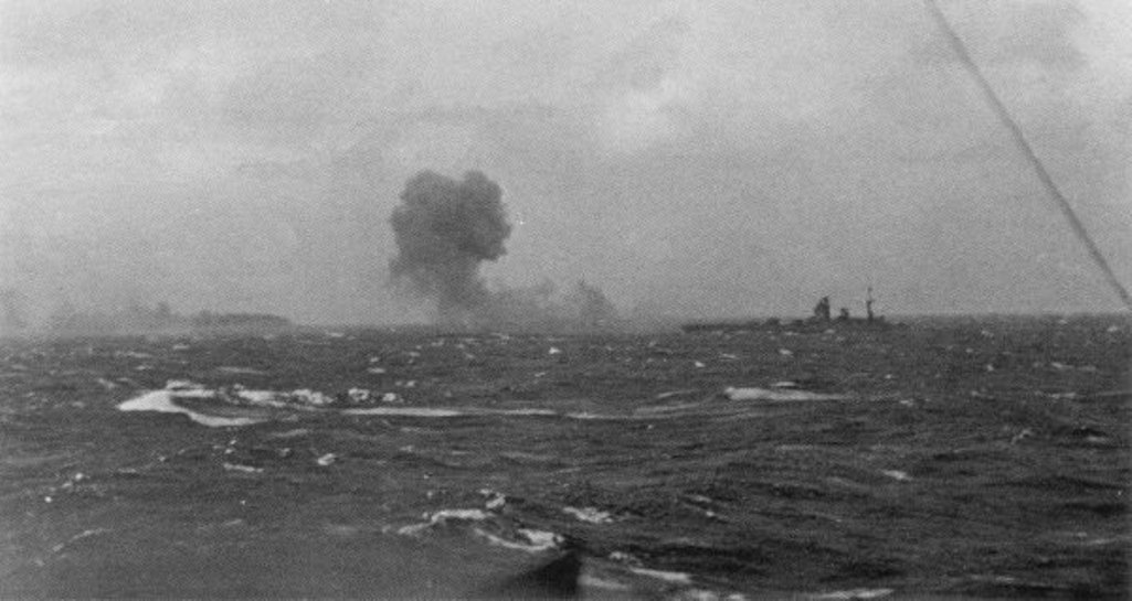 10  BISMARCK 1941 5 27 sous le feu du RODNEY vu du KING GEORGES V.png