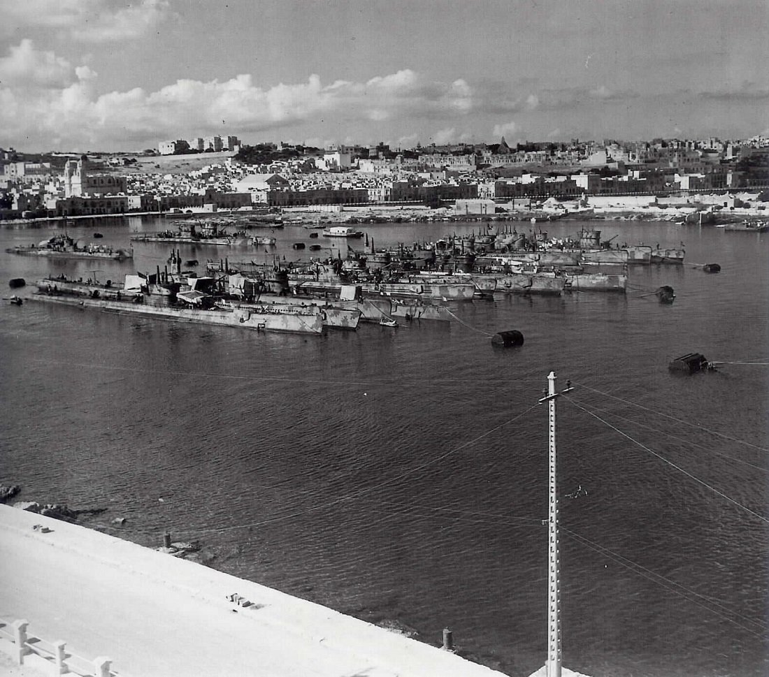 1944 sous marins italiens à malte.jpg