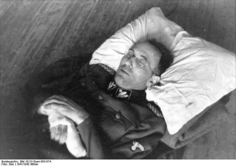 Bundesarchiv_Bild_101III-Duerr-053-07A%2C_Lettland%2C_Verwundeter.jpg