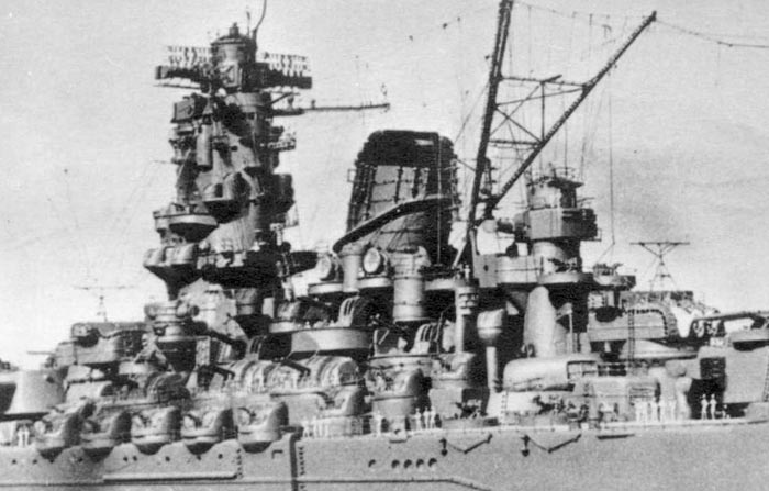 YAMATO 1944 2 superstructures apres accroissement de la DCA et suppression des tourelles latérales de 155mm.jpg
