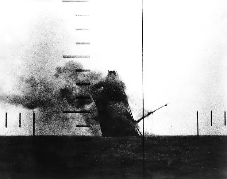 cargo NITTSU MARU torpillé par SS238 WAHOO en mars 1943 Japanese_Cargo_Ship_Sinking.jpg