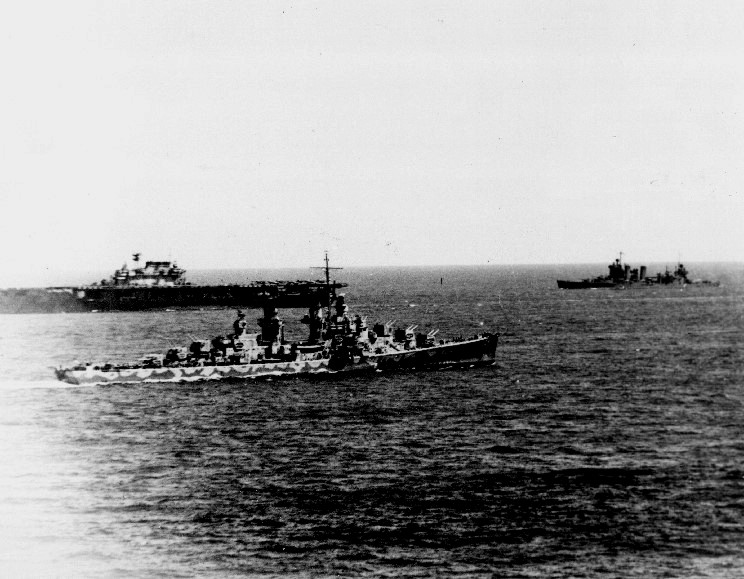 CV8 HORNET 1942 6 6 et USS CL51 ATLANTA et CA32 NEW ORLEANS à midway.jpg