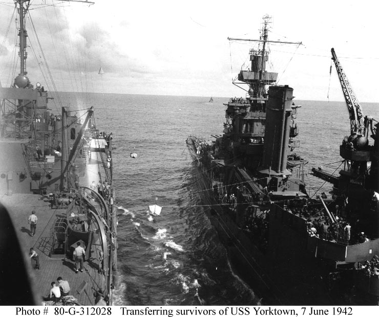 CA33 PORTLAND 1942 6 7 transfére les survivant du Yorktown sur AS11 FULTON.jpg
