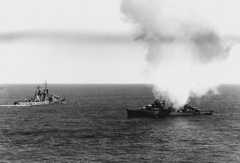 DD360 PHELPS 1942 6 6 et CL51 ATLANTA à midway le destroyer a des problème moteurs le croiseur s'approche pour apporter de l'aide mes ce ne sera pas nécessaire la situation étant sous controle..jpg