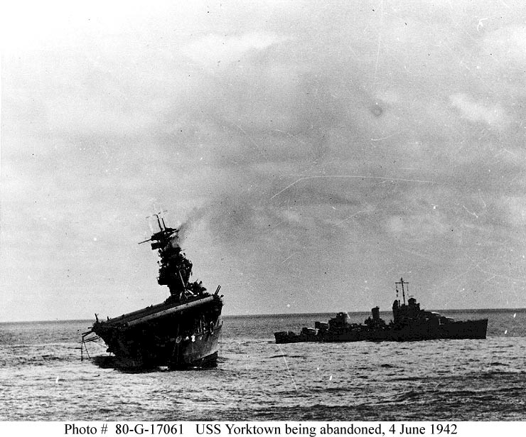 DD363 BALCH 1942 6 4 receuillant l'équipage du YORKTOWN.jpg