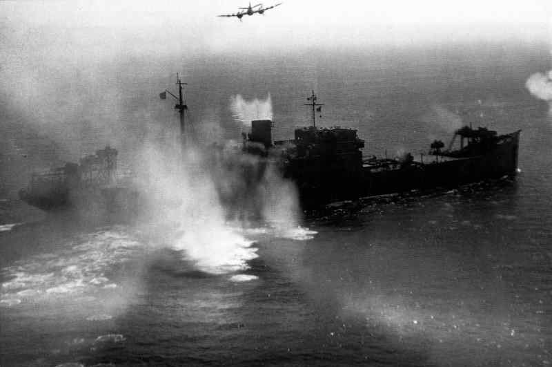 SB7 ex SAUERLAND 1944 8 12 torpillé.jpg