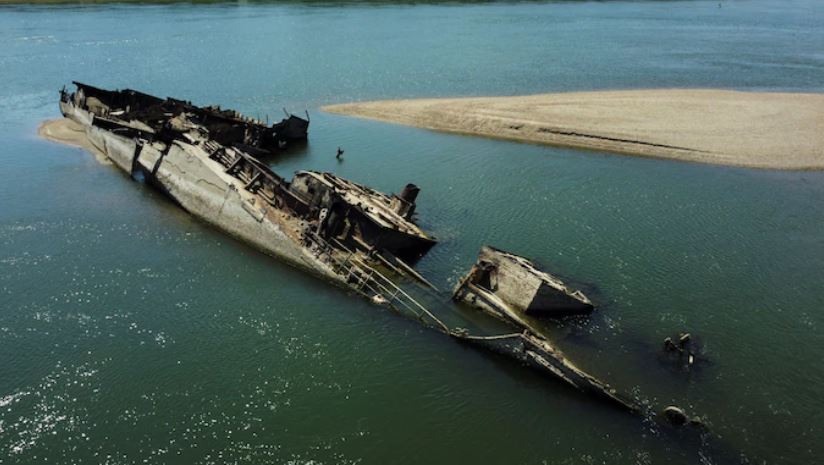 Les faibles niveaux d’eau ont révélé l’épave de navires de guerre nazis dans la section serbe du Danube..JPG