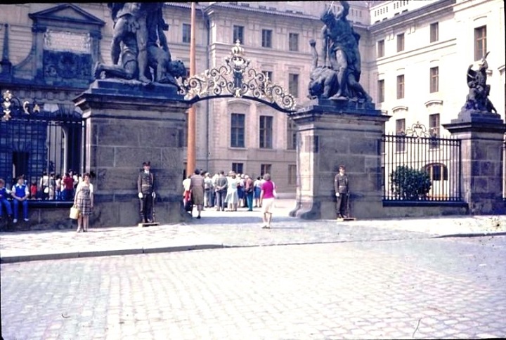 1977 Entrée du Château.jpg