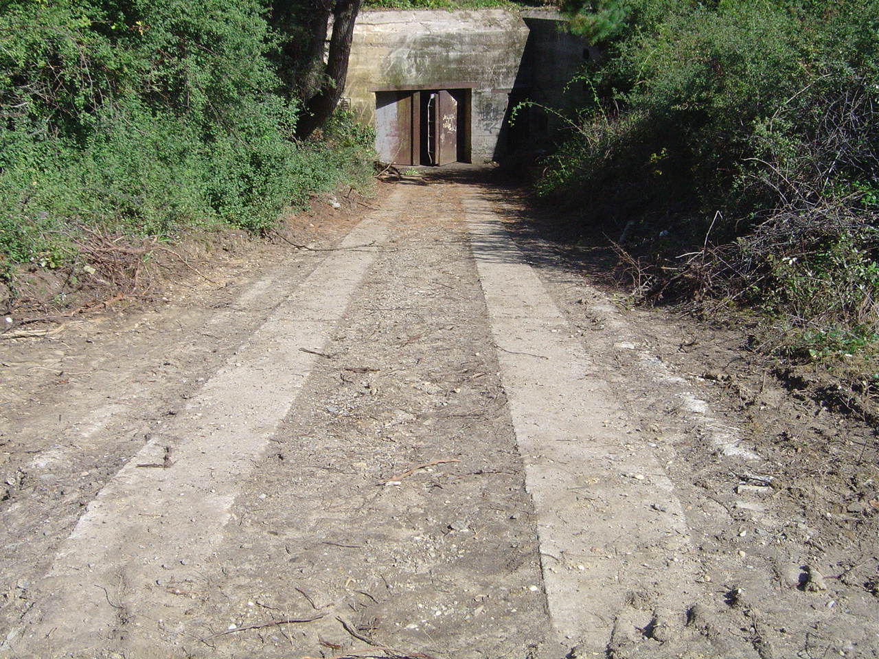 R 611 piste accés.JPG