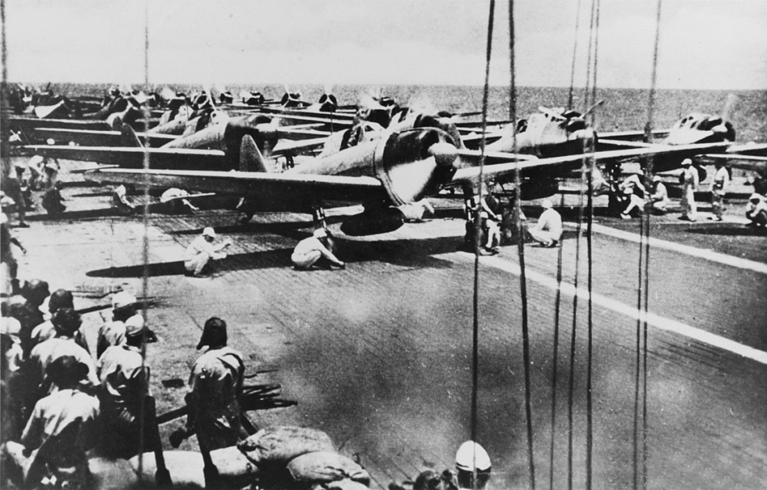 SHOKAKU 1942 10 26 1Aircraft_prepare_to_launch_from_Japanese_carrier_Shōkaku_during_Battle_of_the_Santa_Cruz_Islands,_26_October_1942_.jpg