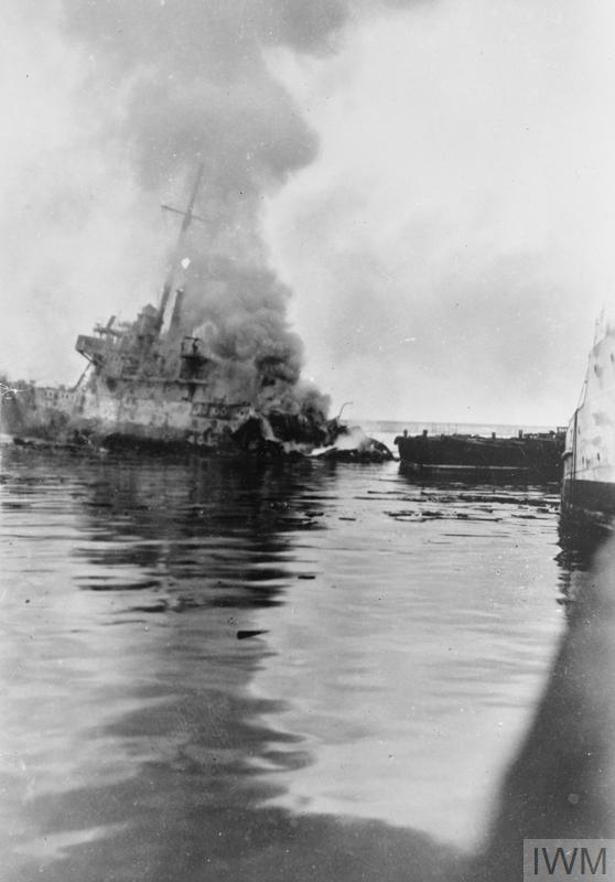 1942 11 8 HARTLAND ex WCG PONTCHARTRAIN    en feu à oran.jpg