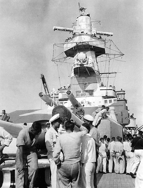 ADMIRAL GRAF SPEE 1939 11 avec des faux canons pour tromper l'ennemi.jpg