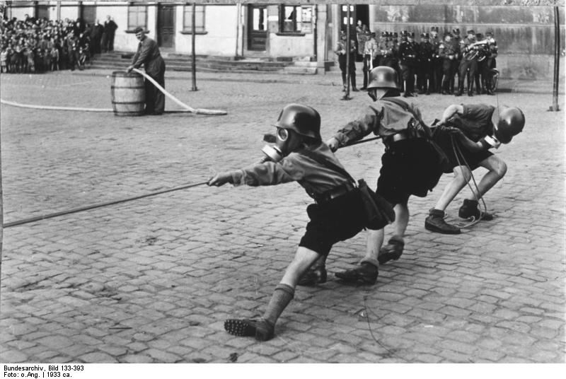 Bundesarchiv_Bild_133-393,_Worms,_Luftschutzübung_der_Hitlerjugend.jpg