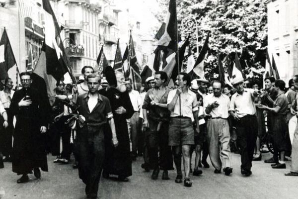 24 aout 1944 liberation de Cannes 5ede92796b55f_cannesdrapeaux.jpg