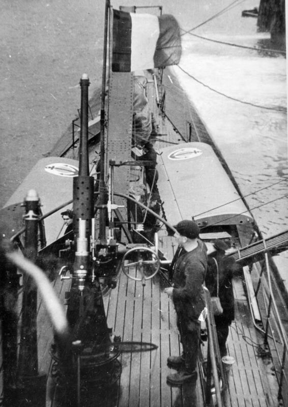 SURCOUF 1940 12 mitrai lleuses,grue,avion ailes repriées.jpg