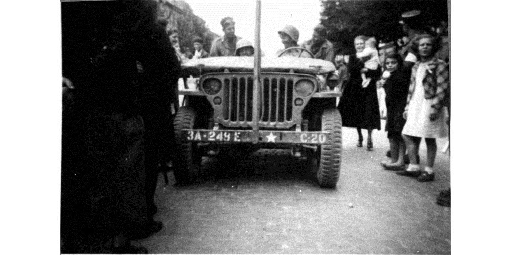 une-jeep-boulevard-de-la-rochelle-photo-collection-jean-michel-althuser-1563657306.jpg