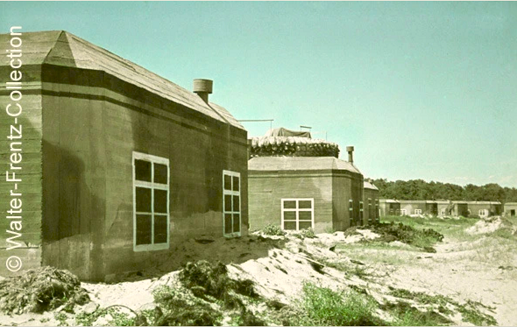 3 Soutes à torpilles Saint Nazaire bien camouflées été 1943.png
