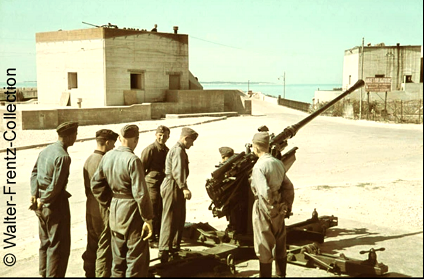 8 Calais formation de jeunes soldats Flak 36 de 3,7.png