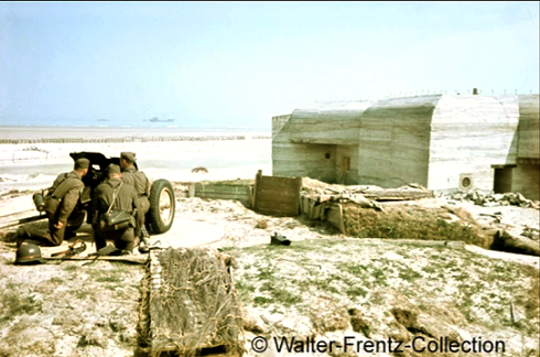 11- Feld-Pak36 en position à cotéd'un Bunker Regebau 631 plage calais.png
