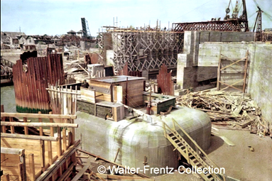 15 - St Nazaire Bunker de sous-marins - Ici les poutres du plafond de l'écluse sont en cours d'installation.png