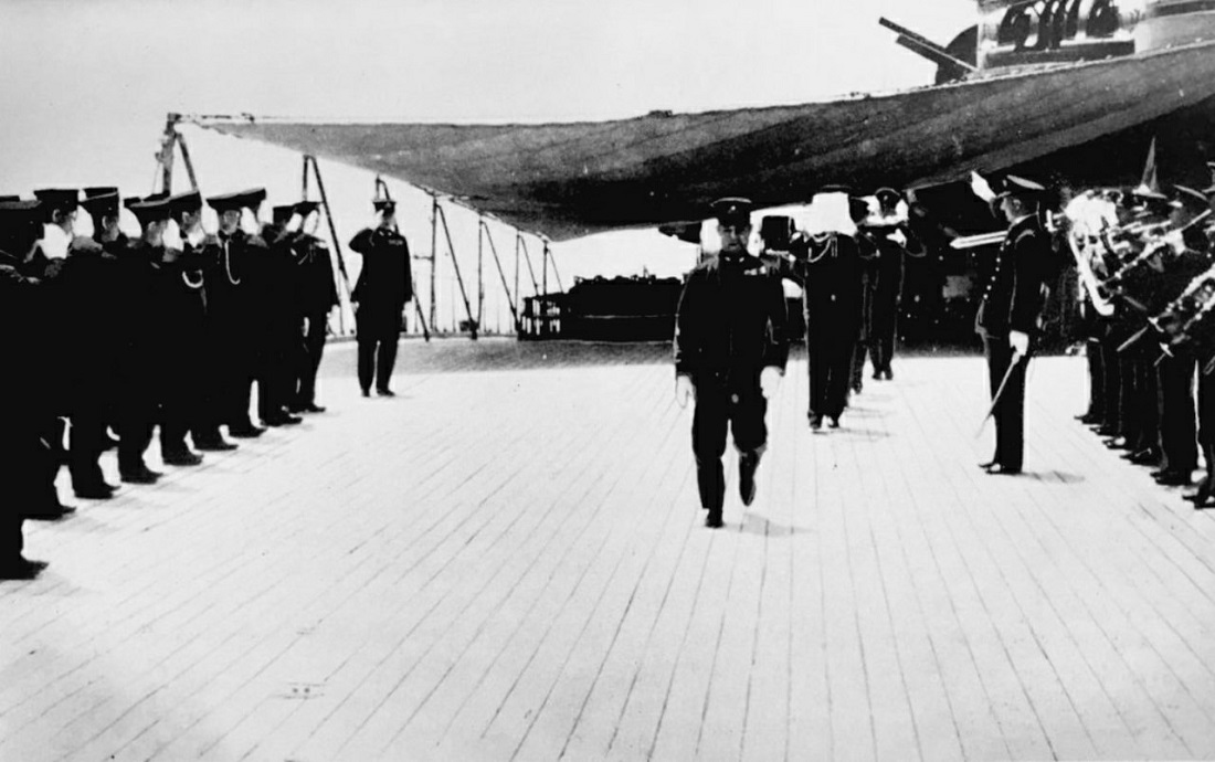 Le Musashi ramenant au Japon les cendres de Yamamoto le 23 mai 1943 - Copie.jpg