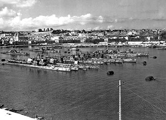 1943 9 Galatea (6o da sx) a Sliema Creek-Marsa Muscetto a Malta settembre 1943 (IWM via M Brescia e AssoVenus).jpg