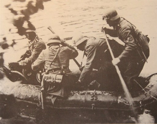les-premiers-allemands-traversent-la-meuse-dans-l-apres-midi-du-13-mai-a-hauteur-de-sedan-photo-dr-1430403621.jpg