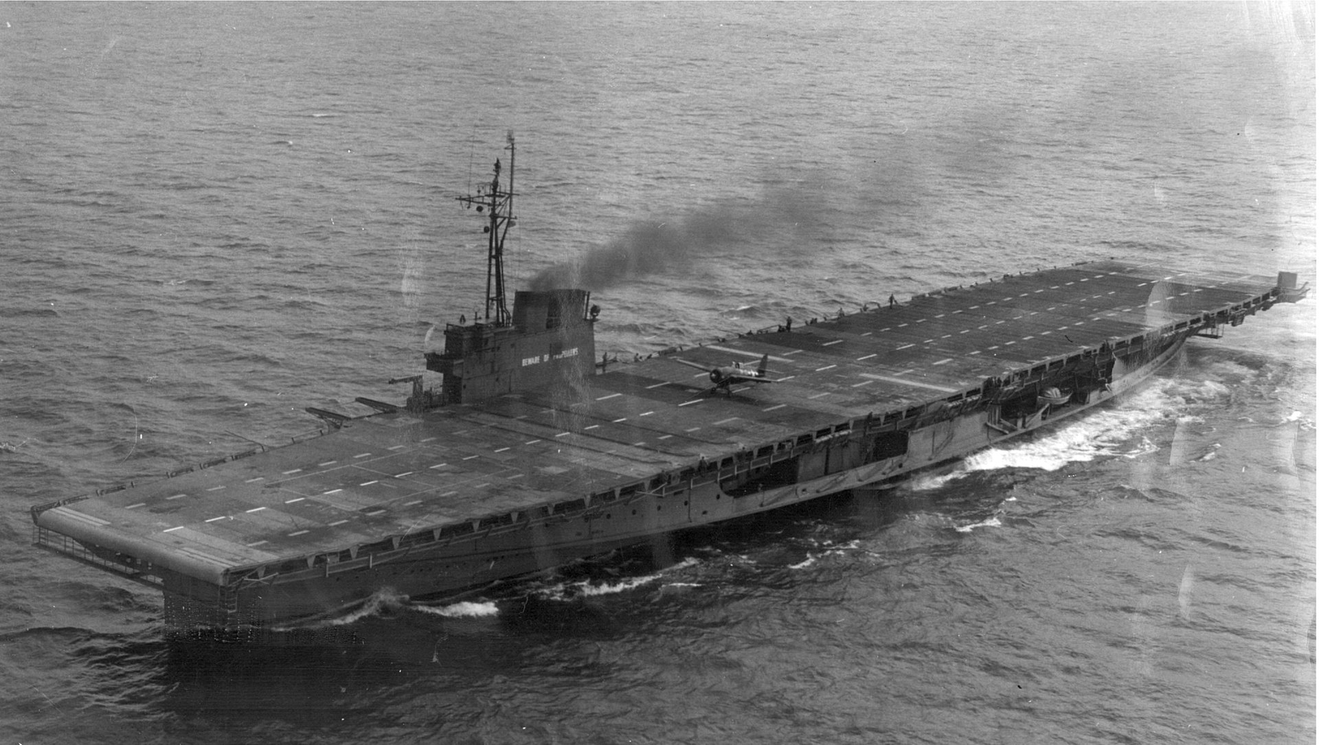 1920px-USS_Sable_(IX-81)_underway_on_Lake_Michigan_(USA)_in_1944-45_(NNAM.2003.220.003).jpg