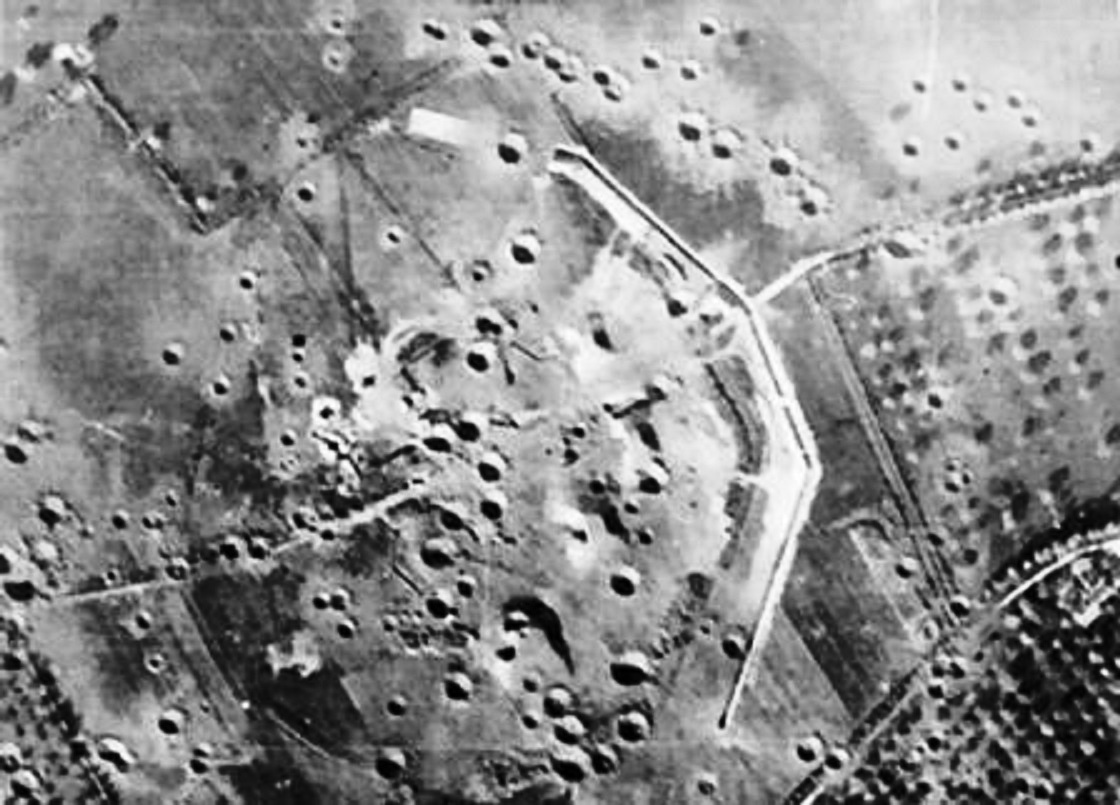 la batterie de Merville après un bombardement subit en mai 1944.jpg