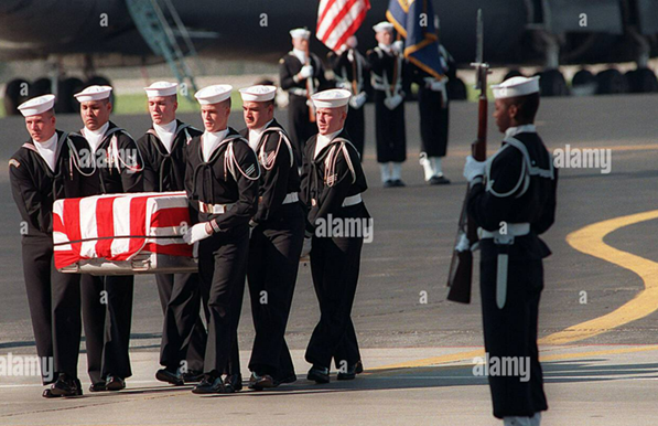 Les pallbearers de la Marine transportent les restes de l'un des 47 membres d'équipage tués.png