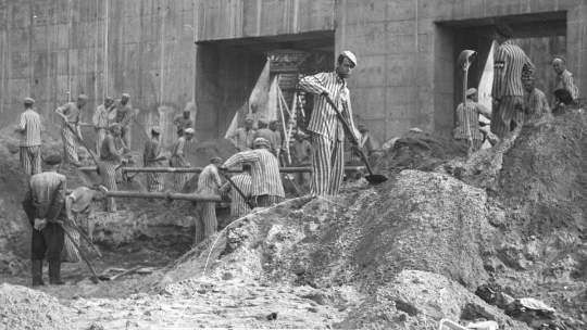 tausende_zwangsarbeiter_waren_wahrend_des_zweiten_weltkriegs_am_bau_des_u-boot-bunkers_valentin_in_farge_beteiligt_hier_beim_bau_einer_gleisanlage._ihr_schicksal_steht_im_mittelpunkt_der_arbeit_.jpeg
