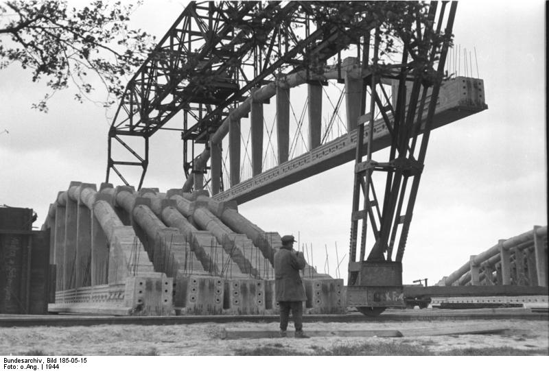 Bundesarchiv_Bild_185-05-15,_Bremen,_U-Bootbunker_-Valentin-,_Bau.jpg