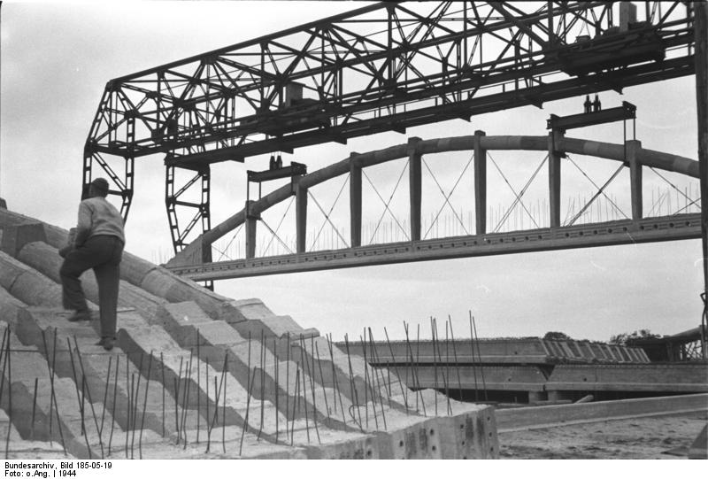 Bundesarchiv_Bild_185-05-19,_Bremen%2_.jpg