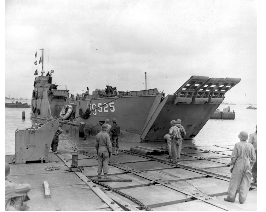 LCT525 1944 utah beach  Capture.PNG