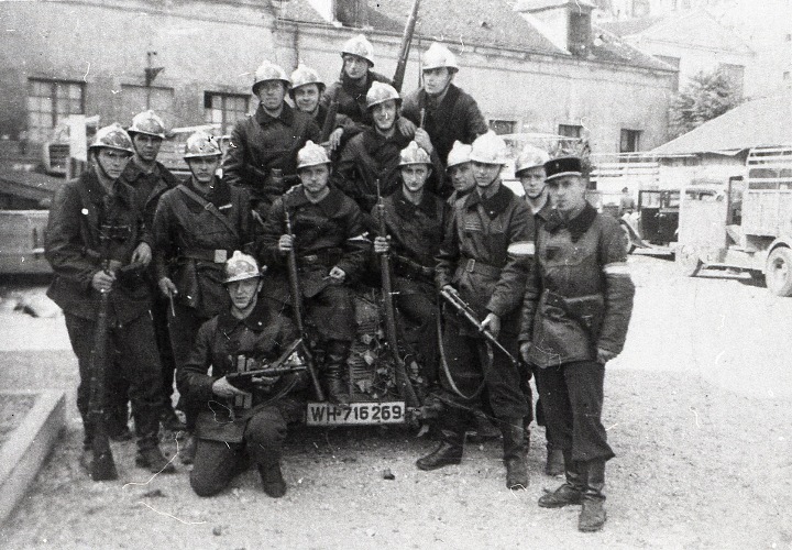 Sapeurs-pompiers du groupement de résistance régimentaire Sécurité Parisienne 25 août 1944 © Collection SCPMT_BSPP.jpg