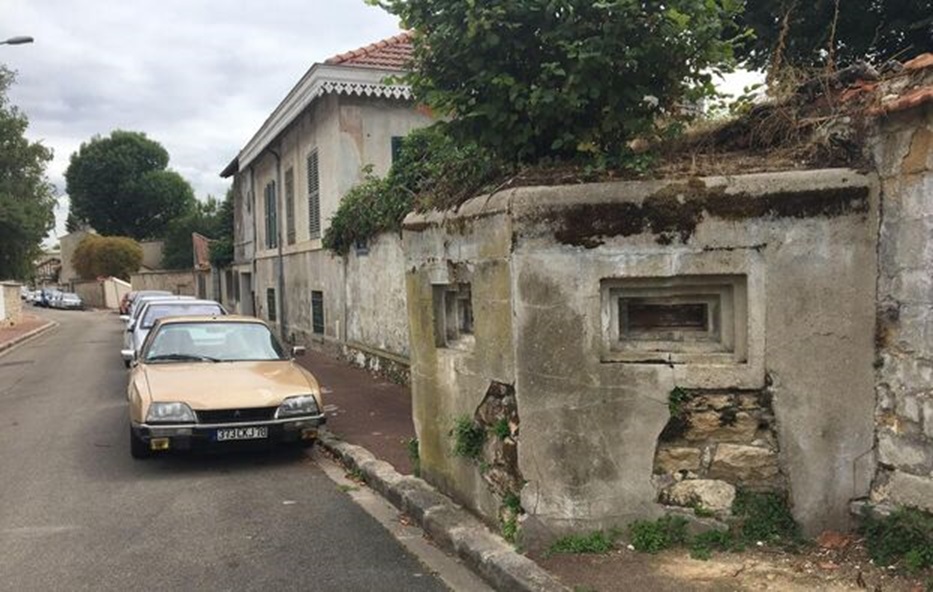 Rue Félicien-David, un abri barre le passage aux piétons..jpg