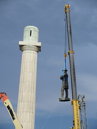 330px-Robert_E_Lee_statue_removed_from_column_New_Orleans_19_May_2017_12.jpg