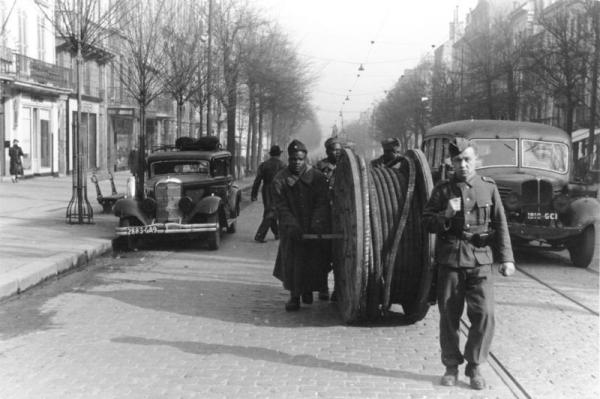 Bundesarchiv_Bild_101I-259-1366-18,_Südfrankreich,_Kriegsgefangene_mit_Kabelrolle.jpg