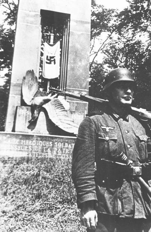 Bundesarchiv_B_145_Bild-P50288,_Compiègne,__Denkmal_des_gallischen_Triumphes_.jpg