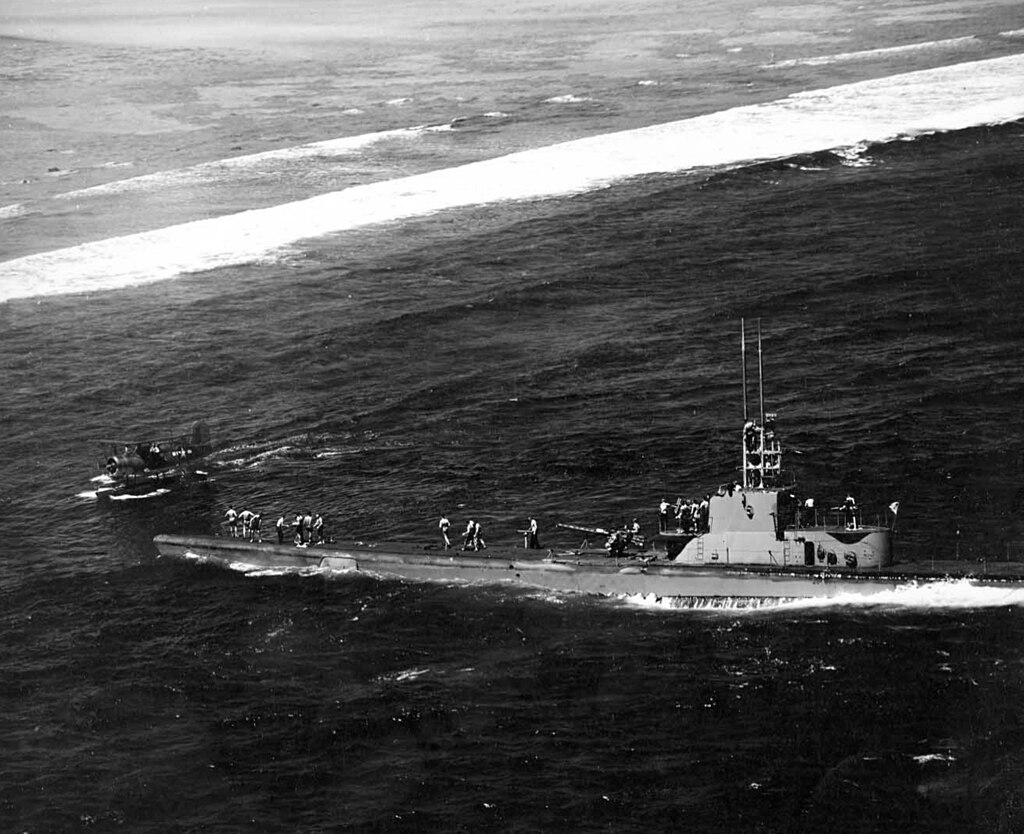 SS257 HARDER 1944 4 1 rescueing_pilot_at_Woleai_1944.jpg