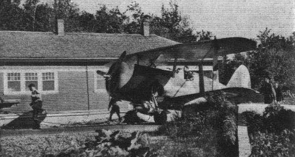 Curtiss SBC4 traversant la frontière USA Canada.jpg