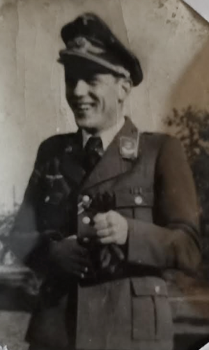 Leutnant Hans M Schmitt, 25 ans, commandant de la batterie de DCA mixte à Maison-Blanche.png