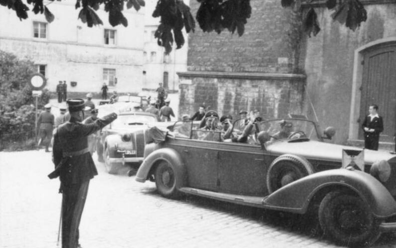 Bundesarchiv_Bild_101III-Weill-061-25,_Heinrich_Himmler_in_Luxembourg.jpg