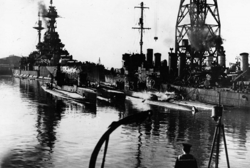 ARKHANGELSK 1944 5 30 ex  ROYAL SOVEREIGN ; SUNFISH; URSULA; P43 UNISON; P42 UNBROKEN; 9 destroyers flush deck transférés à l'URSS.jpg