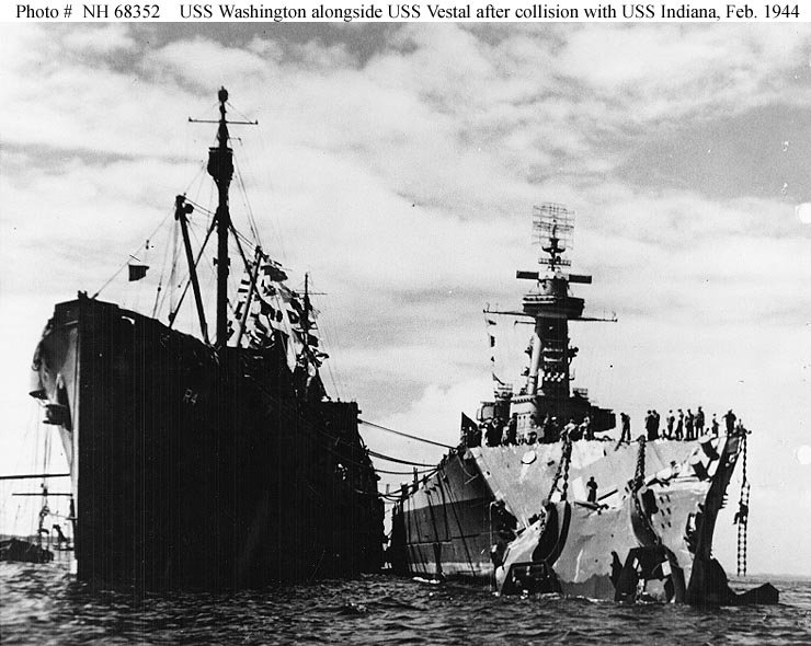 AR4 VESTAL réparant le cuirassé BB56 WASHINGTON en février 1944 après collision avec cuirassé BB58 INDIANA.jpg