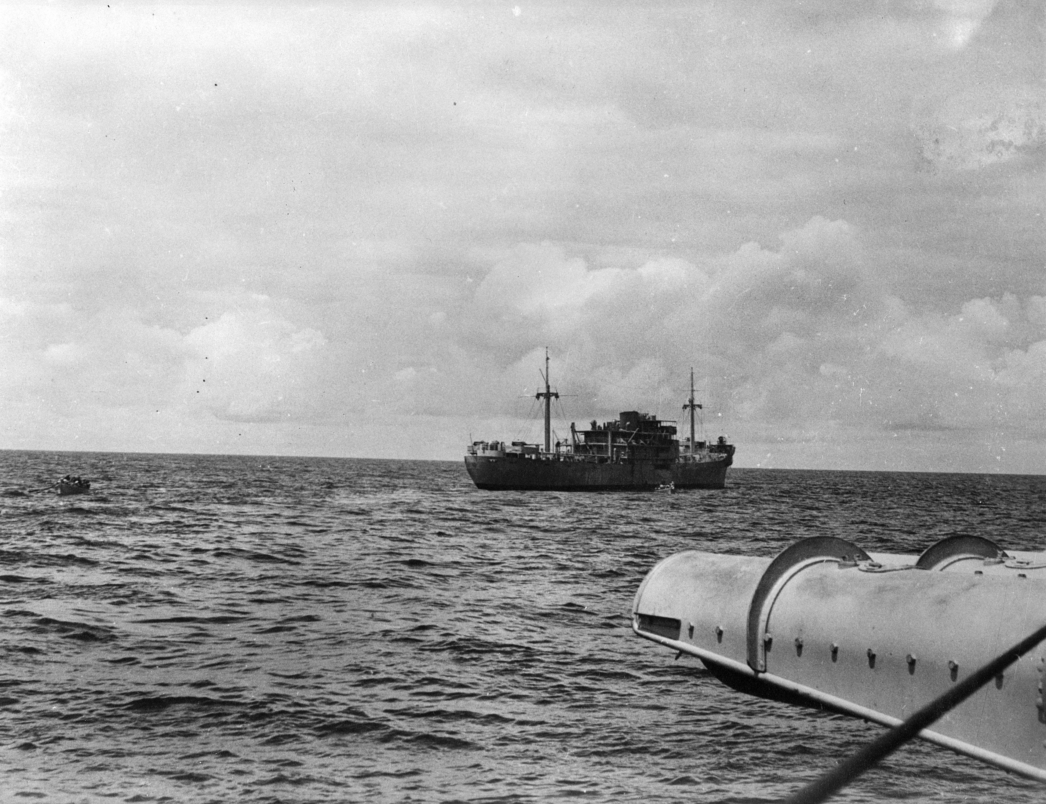 RAMB I 1941 2 26 croiseur auxiliaire italien détruit par le HMS LEANDER.jpg