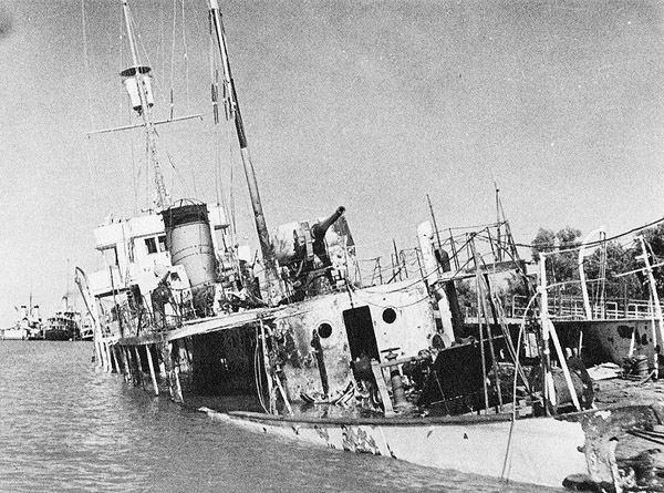 BABR 1941 8 25 Iranian_gunboat_Babr_sunk_at_Khorramshar,_Iran,.jpg