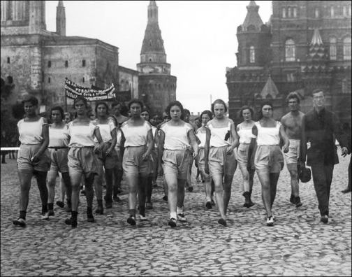 charming-photos-soviet-girls-women-old-photo-19.jpg