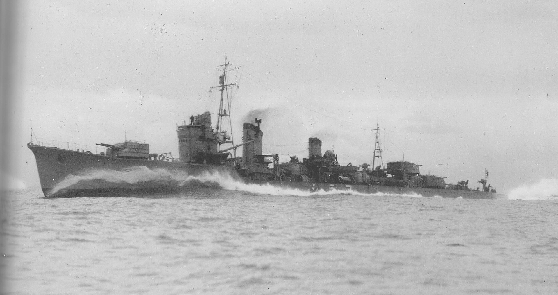 Japanese_destroyer_Arashi_underway_in_December_1940.jpg