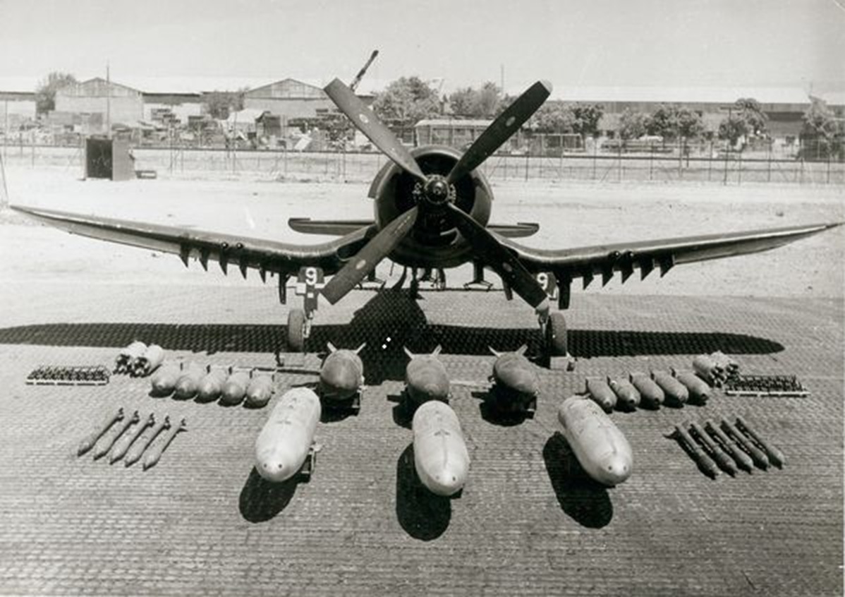 Un Corsair à Telergma en 1957 avec, devant, toute la panoplie d’armement.  (Photo Moser via D. Gilberti)..jpg
